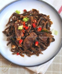 腊肉炒萝卜干(夏季里的开胃下饭菜)的做法步骤