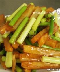 蒜苔烧薯条的做法步骤