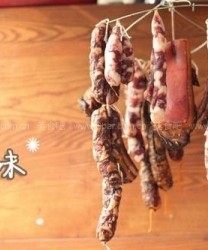 手灌腊肠(广式麻辣）和 糯米肠（腊味)的做法步骤