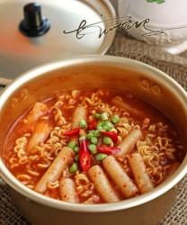 方便面最韩国味儿的吃法    辣白菜年糕泡面的做法步骤