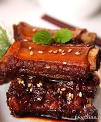 在端午节让你瞬间变身厨房高手的一道菜--------三葱焖排骨的做法步骤