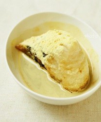 红糖汁松花粉配粽子的做法步骤